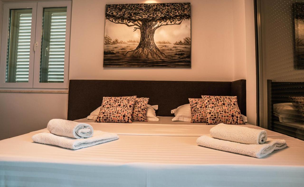 Luxury Apartments White Villa Violeta マンドレ エクステリア 写真