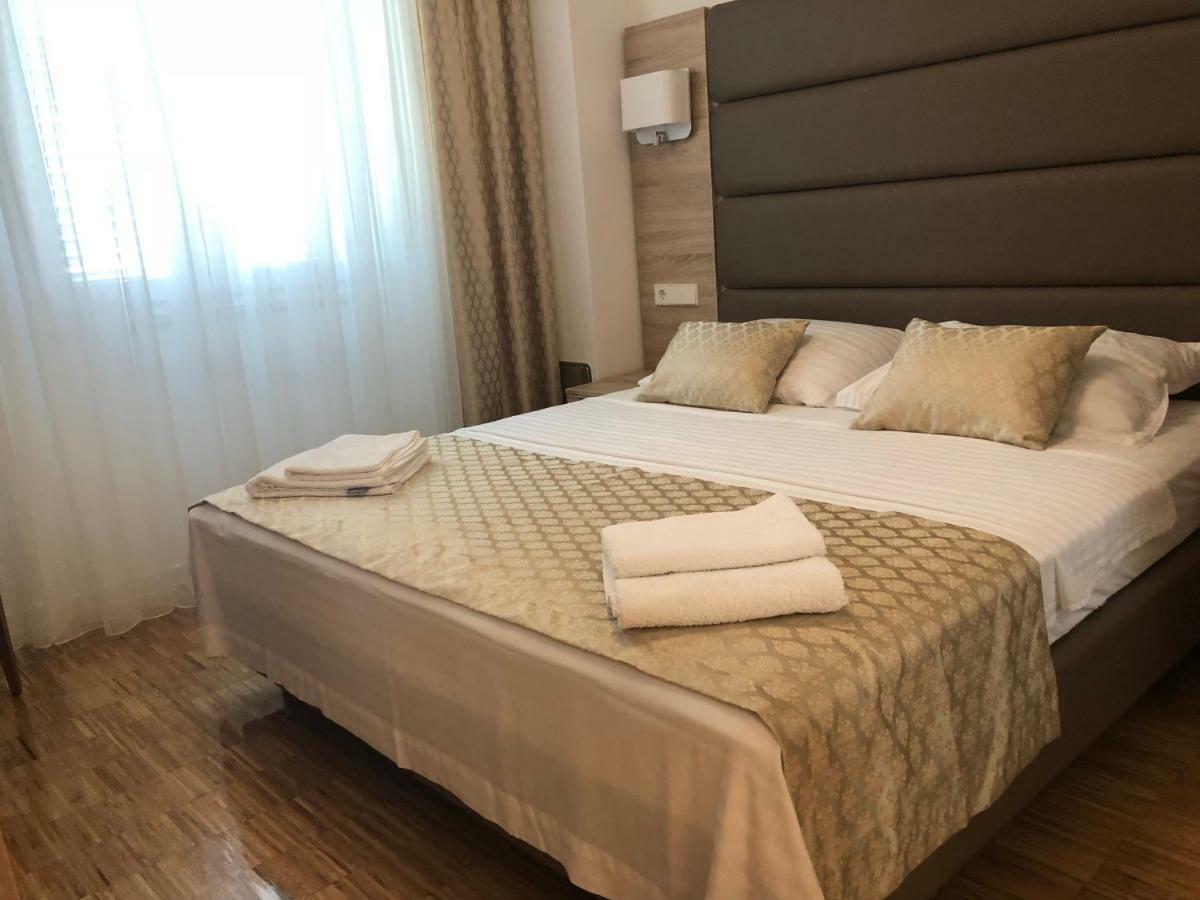 Luxury Apartments White Villa Violeta マンドレ エクステリア 写真